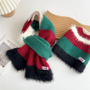 Détail d'un ensemble écharpe et bonnet rayés avec bordure peluche et étiquette