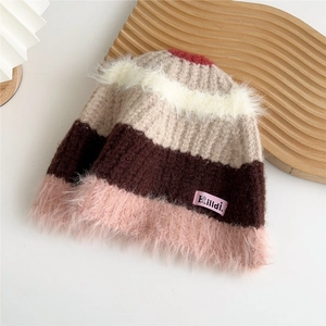 Détail d'un bonnet en tricot rayé avec bandes multicolores et bordure en fausse fourrure