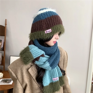 Ensemble bonnet et écharpe en tricot à rayures pour l'hiver avec bordure en fourrure