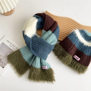 Détail de l'ensemble bonnet et écharpe en maille avec textures douces et couleurs