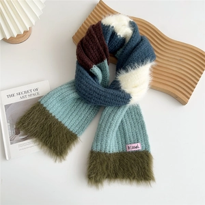Gros plan d'une écharpe rayée en grosse maille avec textures pelucheuses et style cosy