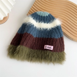 Détail d'un bonnet en maille rayé multicolore avec bordure en fausse fourrure