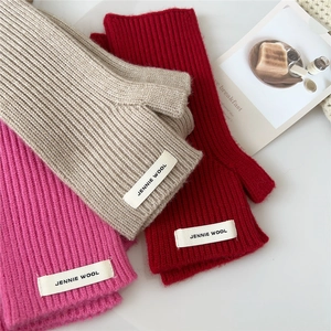 Trois paires de gants tricotés sans doigts en rose, beige et rouge pour l'hiver