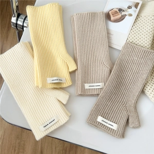 Mitaines tricotées minimalistes aux couleurs chaudes avec une texture en laine côtelée
