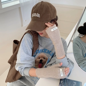 Gants en tricot beige sans doigts portés avec une tenue d'automne décontractée stylée