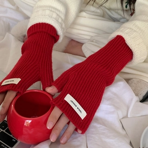 Mitaines en tricot rouge avec étiquette Jennie Wool pour la chaleur et l'écriture