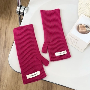 Gants en laine rose sans doigts avec étiquette Jennie Wool et texture côtelée