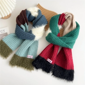 Écharpe en tricot à rayures avec bordure en peluche et design color-block pour l'hiver
