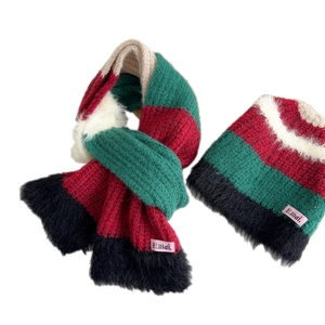 Ensemble écharpe et bonnet rayés en tricot rouge et vert avec pompons en fourrure
