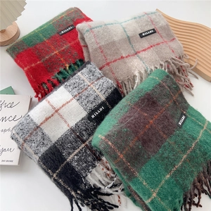 Sciarpe lunghe a quadri con nappe e toppe in pelle per outfit autunnali e invernali
