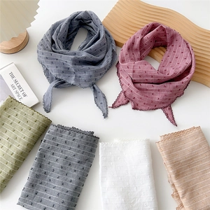 Sciarpa a triangolo in cotone e lino a righe con pizzo e texture a pois colori assortiti