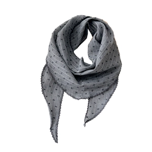 Sciarpa triangolare in cotone e lino a righe con pois neri e bordo in pizzo grigio