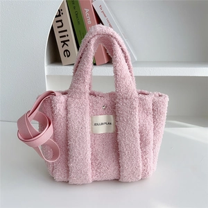 Pink fleece tote bag detail featuring soft texture and stylish MILLDI PLAN fabric label