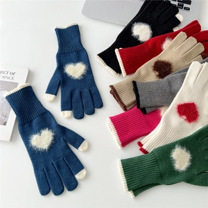 Guanti in maglia colorati con cuori di peluche e punta delle dita per touch screen