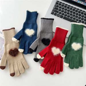 Guanti invernali in maglia con cuore e funzione touchscreen in vari colori