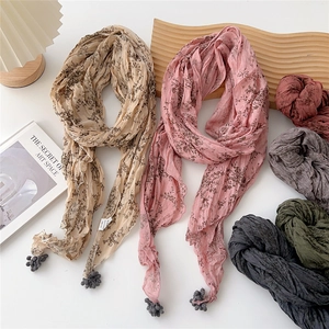 Collection d'écharpes plissées en coton lin avec motifs floraux et finitions pompons