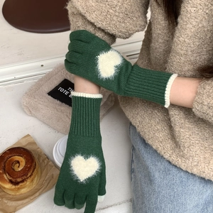 Guanto in maglia verde scuro con dettaglio cuore in peluche bianco e polsino a coste