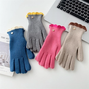 Gants tricotés tactiles avec bordure ondulée et bouton en métal en quatre coloris