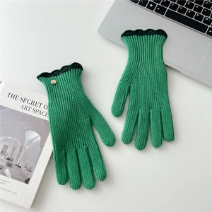 Gants en tricot côtelé vert avec bords festonnés et détail de breloque en métal doré