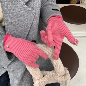 Détail de gants en maille côtelée rose rouge avec ouvertures pour écran tactile