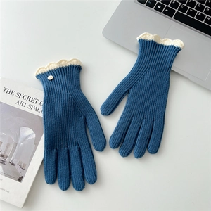 Gants en maille avec bords festonnés blancs, texture marine et bouton doré décoratif