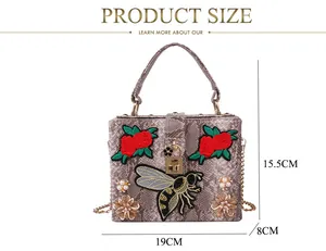 Tableau des tailles détaillé pour sac à main imprimé serpent avec broderie florale