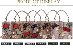 Détails de minaudières à motif serpent avec broderies florales et perles décoratives