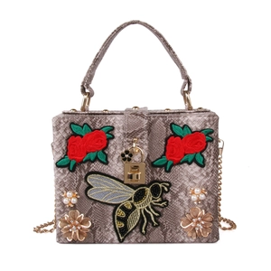 Sac à main imprimé serpent avec broderie d'abeille, motif rose et fleurs en perles