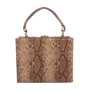 Détail du sac boîte à motif serpent avec serrure dorée et ornements de rivets