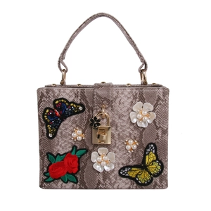 Sac boîte motif serpent avec broderie papillon et décorations florales