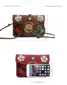 Détails de broderie papillon et fleurs de perles sur des sacs à bandoulière marron et rouge