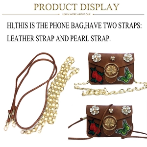 Détail de la pochette téléphone brodée avec bandoulière perle et lanière en cuir