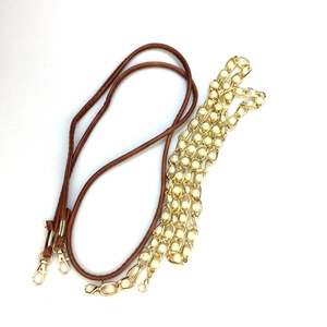 Bandoulière en cuir marron et chaîne de perles avec fermoirs mousquetons dorés