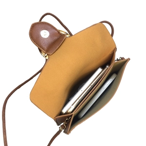 Petit sac bandoulière en cuir marron pour téléphone avec deux compartiments internes