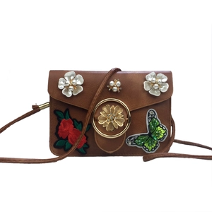 Sac De Téléphone Bandoulière Femme Cuir PU Künstliche Perle Papillon Rose Broderie Décor Fleur Sac Épaule Avec Deux Sangles