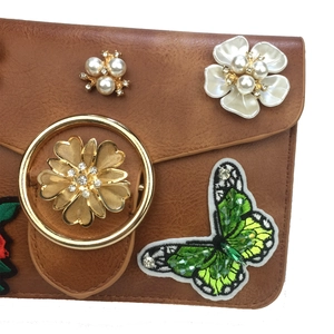Sac bandoulière en cuir marron avec broderie papillon et décorations florales de perles