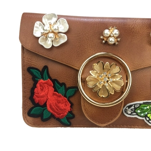 Sac bandoulière marron avec broderie papillon, perles et boucle dorée en forme de fleur