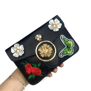 Sac bandoulière en cuir noir avec broderie papillon et fleurs de perles élégantes