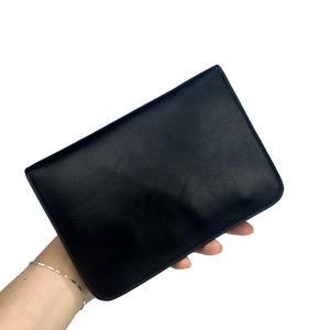 Détail du sac bandoulière noir avec broderie papillon et fleurs de perles et strass