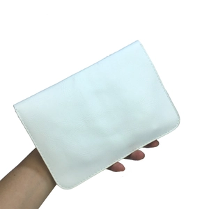 Détail de la pochette téléphone en similicuir blanc avec texture grainée fine