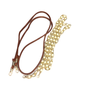 Détails de la chaîne en métal doré avec perles et bandoulières en cuir marron