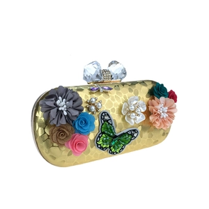 Détails de fleurs en satin 3D, papillon à paillettes et perles sur une pochette dorée