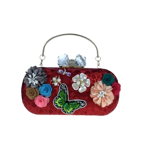 Pochette de soirée en satin rouge avec fleurs 3D, papillon à paillettes et anse dorée