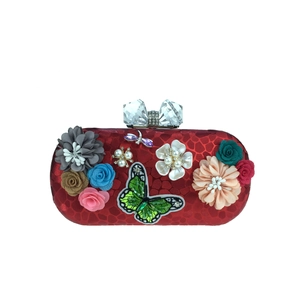 Détails de la pochette rouge avec fleurs 3D faites main et papillon à paillettes