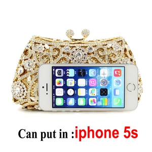 Pochette de soirée dorée avec strass, montrant l'espace interne pour un iPhone 5s