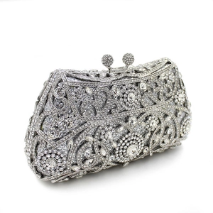 Détail de pochette de soirée argentée à strass avec motifs floraux et fermoir en cristal