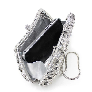 Pochette de soirée en strass argentés avec chaîne montrant l'espace pour un smartphone