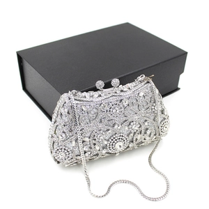 Vue détaillée de la pochette de soirée argentée avec strass, perles et motifs floraux de vigne