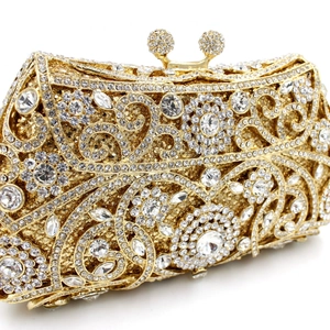 Détails de pochette de soirée dorée avec strass floraux et fermoir en cristal scintillant