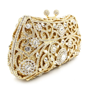 Vue macro détaillée de la pochette de soirée en métal doré avec strass et motifs floraux